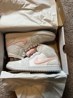 NWT Air Jordan 1 mid se women’s size 9